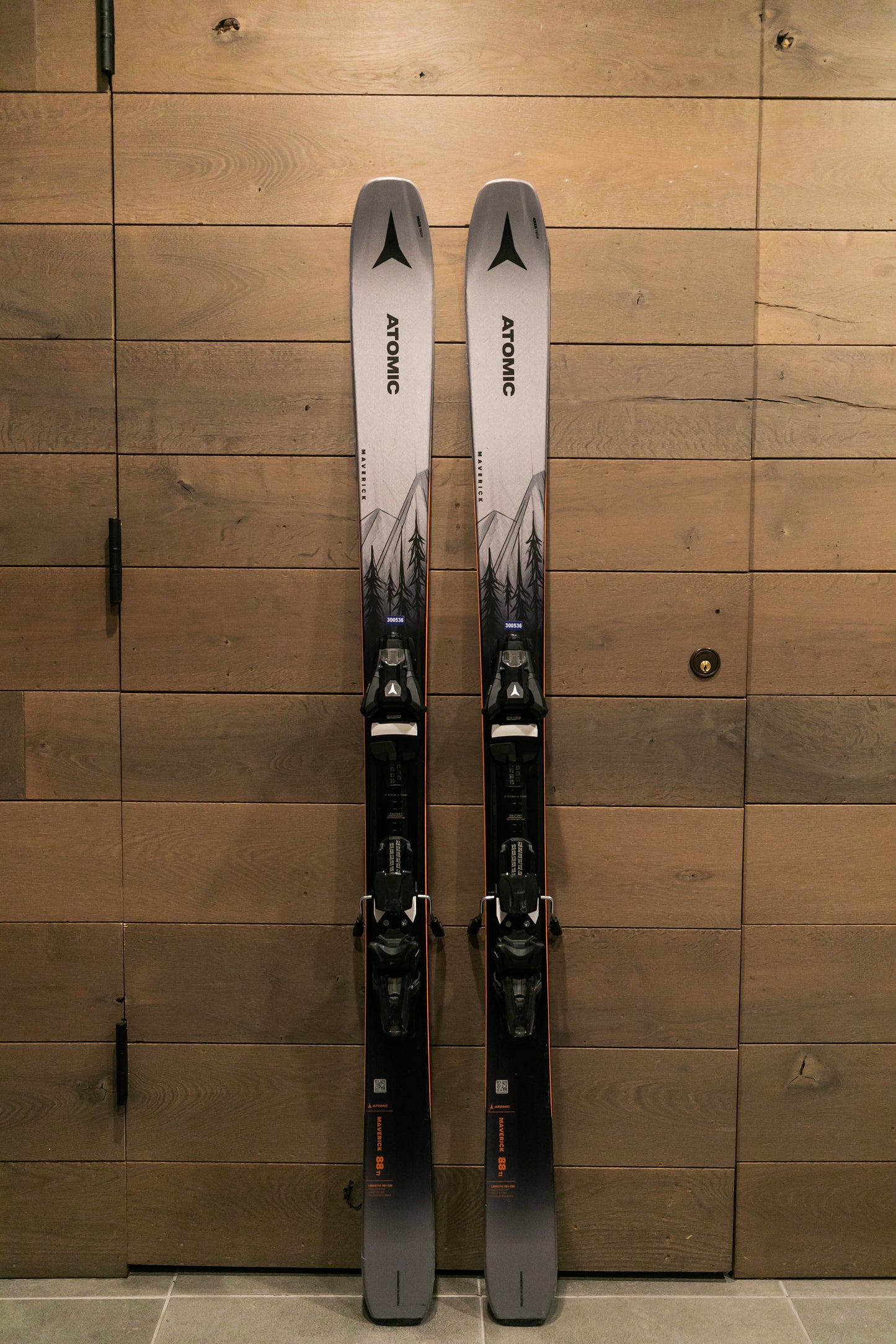 Atomic, Maverick 88, Length 161, used skis, black and gray, pair